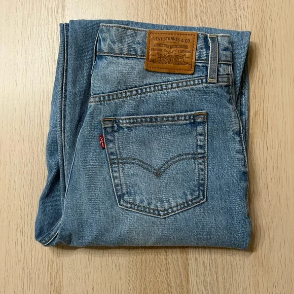 Levi's Straight Leg Jeans in Medium Blue - Picture 2 of 6